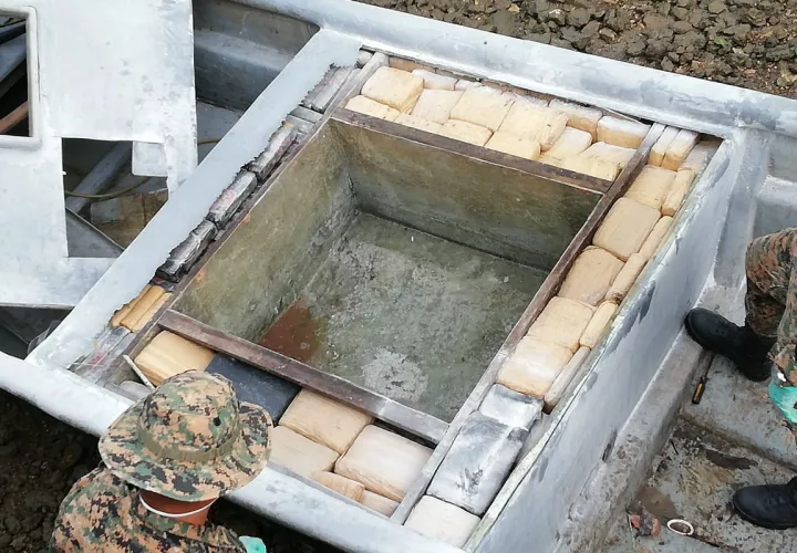 Unos 322 paquetes de supuestas sustancias ilícitas iban ocultos en doble fondo de una embarcación decomisada en Darién. Foto: Senafront