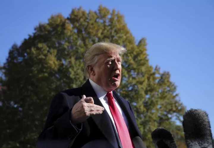 El presidente de los Estados Unidos, Donald Trump, en una rueda de prensa en la Casa Blanca, en Washington, DC, EE. UU.. EFE