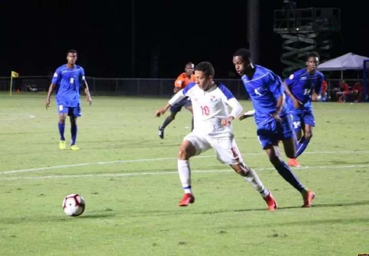 El mediocampista Ángel Orelién (izq.) lleva tres anotaciones en el torneo Premundial de la Concacaf. Foto: Fepafut
