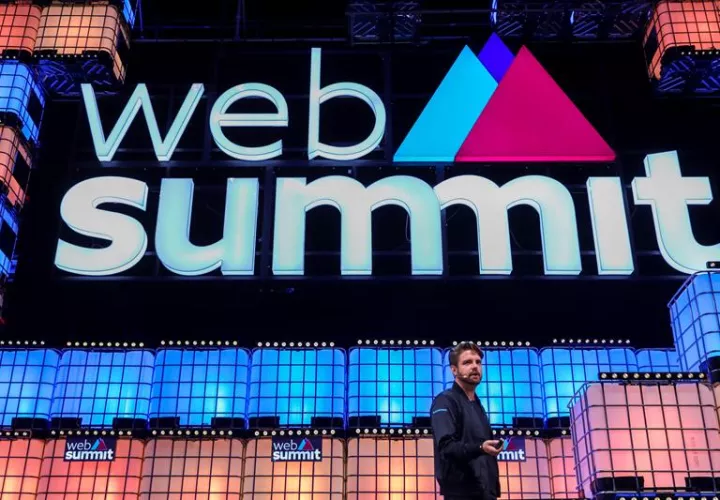 El cofundador y director de la empresa Blockchain, Peter Smith, pronuncia un discurso durante la segunda jornada de la cumbre Web Summit 2018, en Lisboa. EFE