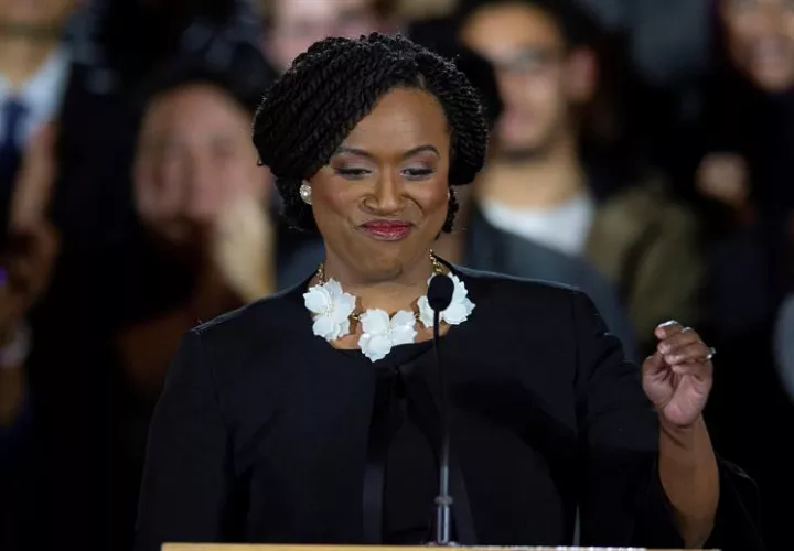 La congresista electa de los Estados Unidos Ayanna Pressley habla en el Hotel Fairmont en Boston, Massachusetts (EE. UU.). EFE