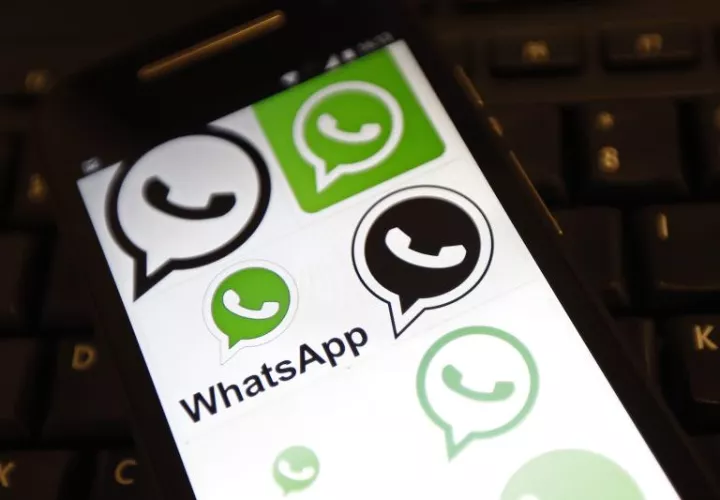 Una pantalla de celular con imágenes relacionadas con WhatsApp. EFE/Archivo
