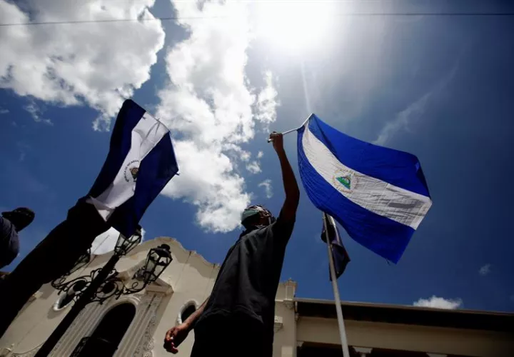 Cientos de personas participan en una protesta contra del Gobierno de Daniel Ortega. EFE