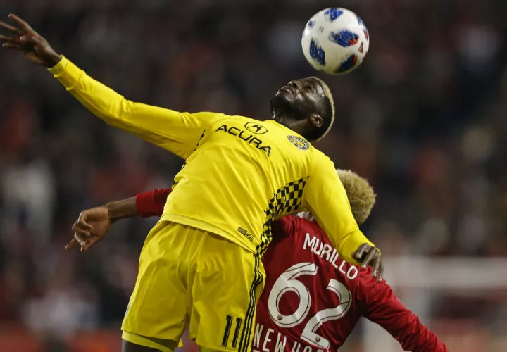Michael Murillo (der.), del New York Red Bulls, disputa el balón ante Gyasi Zerdes del Columbus Crew. Foto: AP