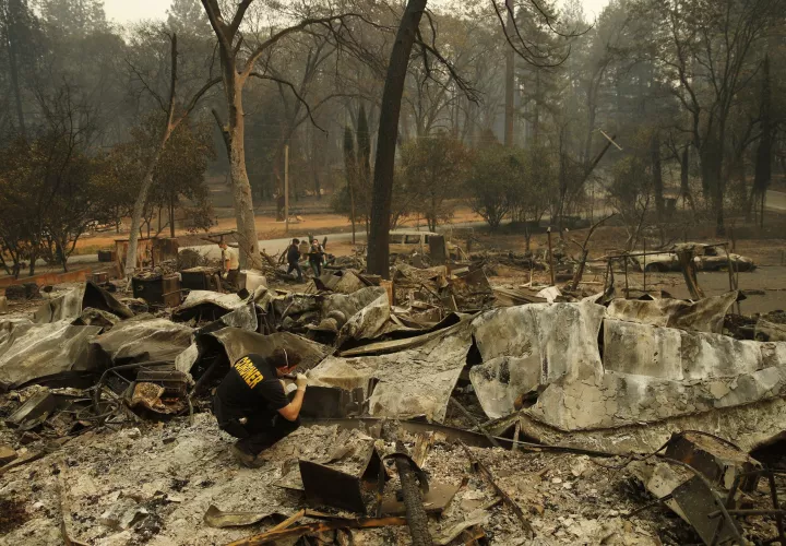 Cuando se encuentra un cuerpo, se apaga una llamada, sube la cinta amarilla de la policía y llega la bolsa azul. AP