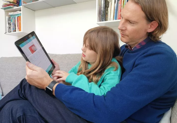 Una ola de aplicaciones digitales de dinero de bolsillo que vienen con tarjetas prepagas son nuevas herramientas para la educación financiera. AP