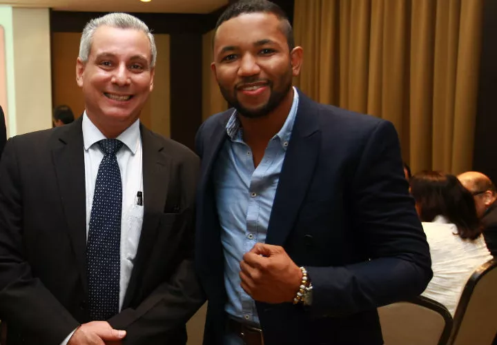El excampeón mundial Ricardo Córdoba (der.) y el vicepresidente del CMB y actual subdirector de Pandeportes, Alberto Guerra.