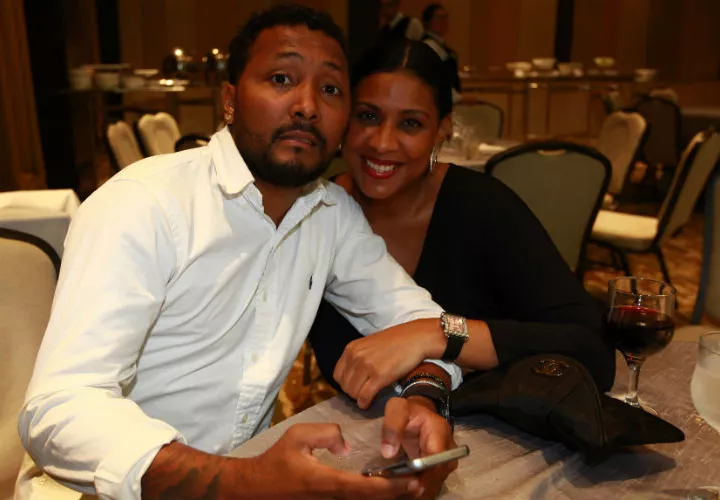 El excampeón mundial Anselmo “Chemito” Moreno (izq.) junto a su esposa Rouss Laguna.