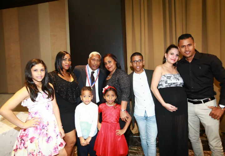 Hilario Zapata estuvo acompañado en el acto por su esposa, hijos y nietos.