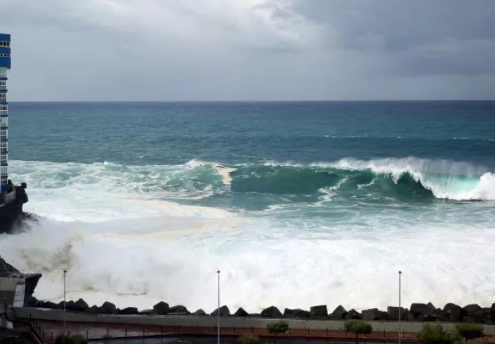 . En la imagen la costa de Tacoronte en Mesa del Mar donde se han desalojado a varias familias de un edificio por rotura de cristales. EFE