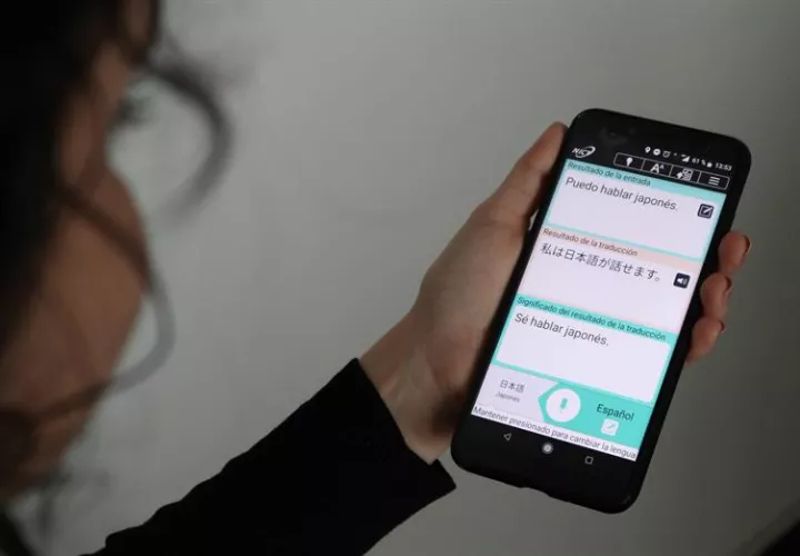 En la imagen, una mujer observa la aplicación en un móvil. EFE