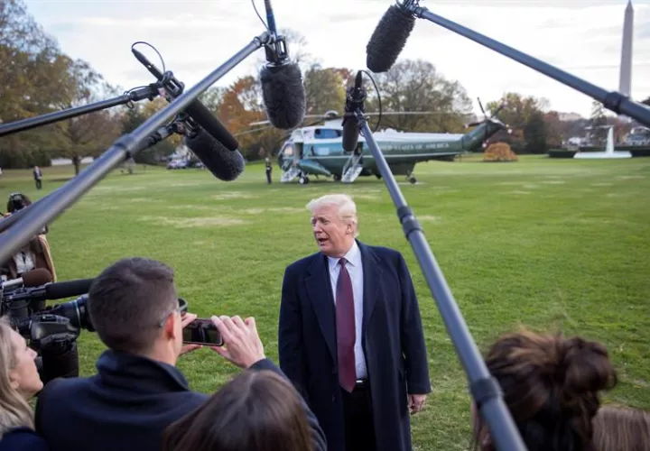 El presidente de los Estados Unidos Donald Trump se despide antes de abordar el Marine One con su familia hoy, en el patio sur de la Casa Blanca en Washington (EE.UU.). EFE