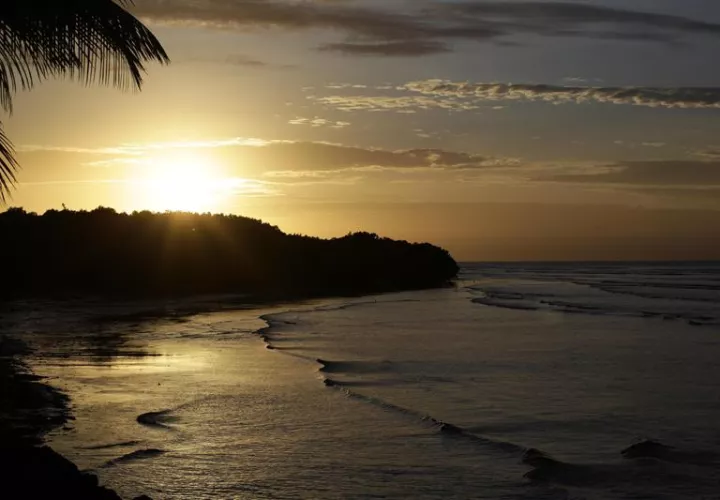otografía del sol al amanecer hoy, domingo 25 de noviembre de 2018, desde el sector exclusivo de Costa del Este en la bahía de Ciudad de Panamá (Panamá). EFE