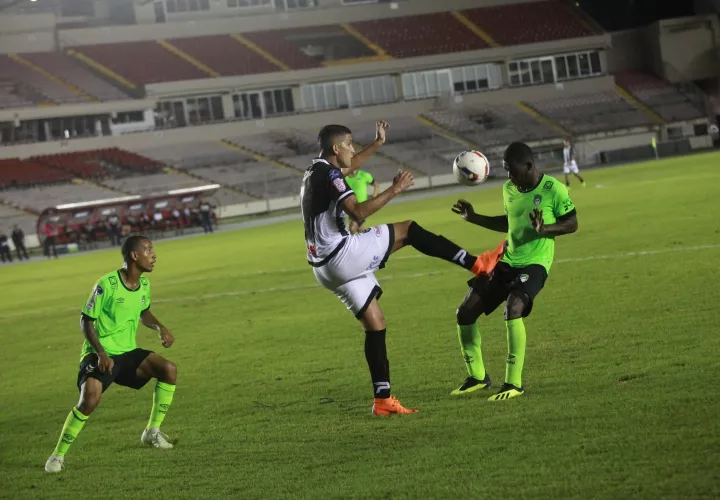 Edwin Aguilar (izq.), del Tauro, tendrá que luchar contra la complicada defensa costeña.  Foto: Anayansi Gamez