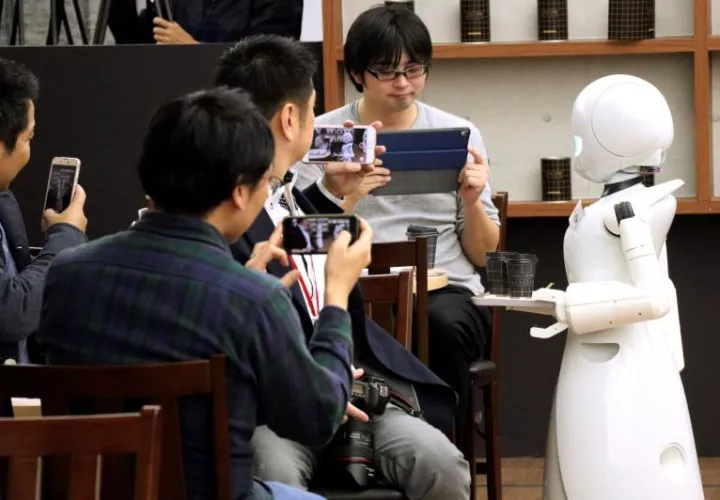 Un café de Tokio ha lanzado un proyecto pionero para utilizar robots como camareros, manejados a distancia por una persona con discapacidad.  EFE
