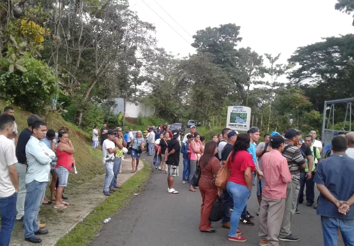 Estas personas exigieron en las calles el retiro de una cerca de ciclón puesta por los miembros de una iglesia evangélica. Foto: Eric Ariel Montenegro