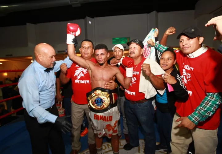 El chiricano Ronal Batista con su fajín de campeón mundial supermosca de la IBA, junto a su equipo de trabajo. Fotos: Anayansi Gamez