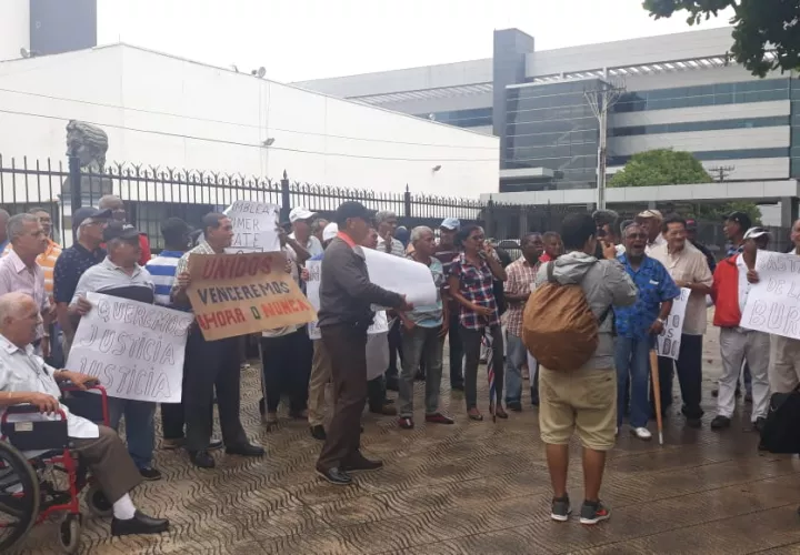 Con pancartas en mano y gritando consignas, los protestan se manifestaron de forma pacífica en las inmediaciones de la Asamblea.  Foto: Yorlenne Morales