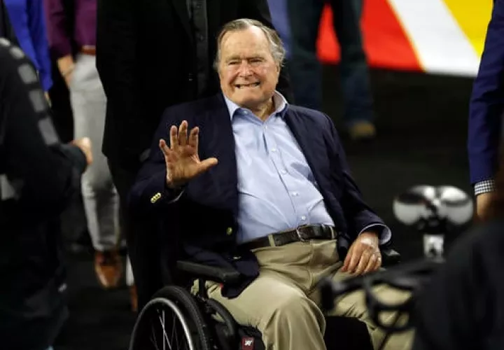 George Bush sufre una forma de Parkinson y se desplaza con una silla de ruedas o en un vehículo motorizado.  / Foto: AP