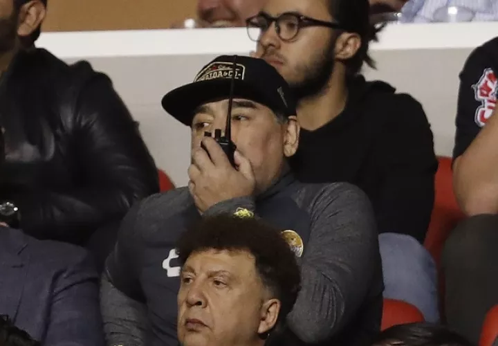 Diego Maradona tuvo que dar instrucciones desde las gradas./ AP