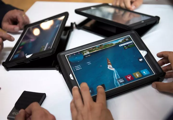 Francia quiere proteger a los bebés de móviles, tabletas y televisores con un etiquetado en los embalajes que advierta de los problemas psicomotores que los más pequeños pueden sufrir por un exceso de exposición a estas pantallas. EFE/Archivo