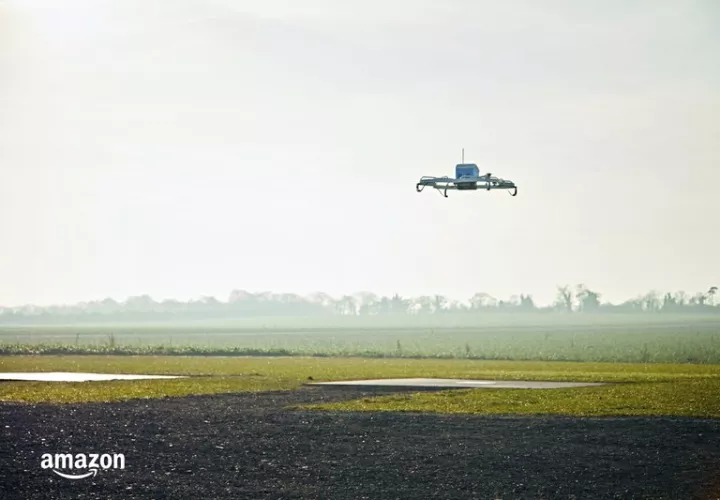 Amazon muestra un avión no tripulado Amazon Prime Air en Cambridgeshire, Reino Unido.  AP