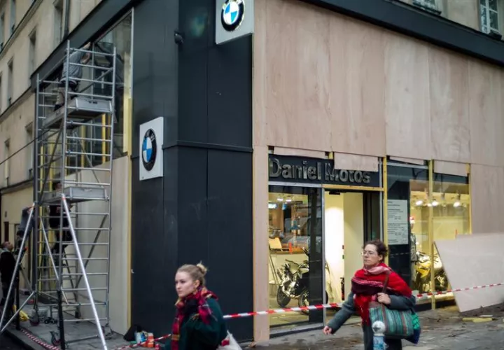 Un hombre coloca unos paneles de madera antes de una manifestación de los &quot;chalecos amarillos&quot; del próximo sábado en París, Francia. EFE