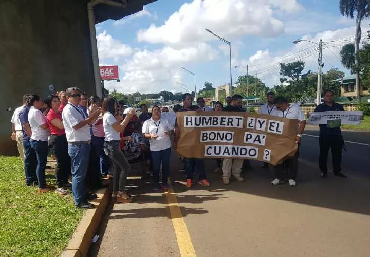 Los funcionarios aduaneros se mantuvieron bajo el puente que conecta con la región azuerense, vigilados por la policía.  Foto: Thays Domínguez