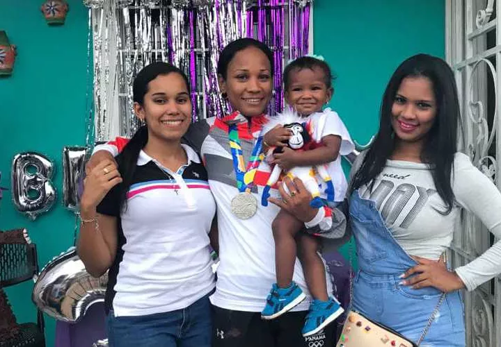 La púgil junto a sus hijas y nieta. Foto: Cortesía