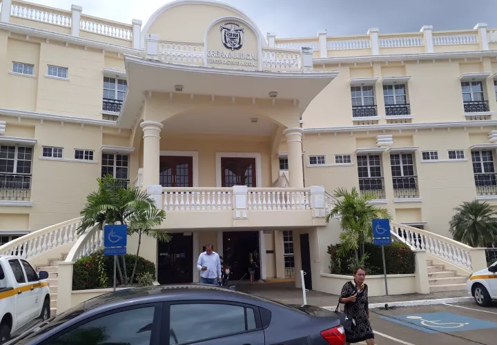 Después de dos años, la audiencia prosigue, luego que las testigos rendieran su declararon por lo sucedido dentro de la casa en Bagala en Boquerón.  Foto J. Vásquez