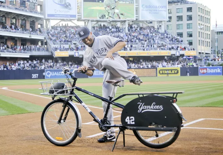 Mariano Rivera durante su última temporada en el 2013, cuando recibió regalos de todos los equipos. Foto: AP