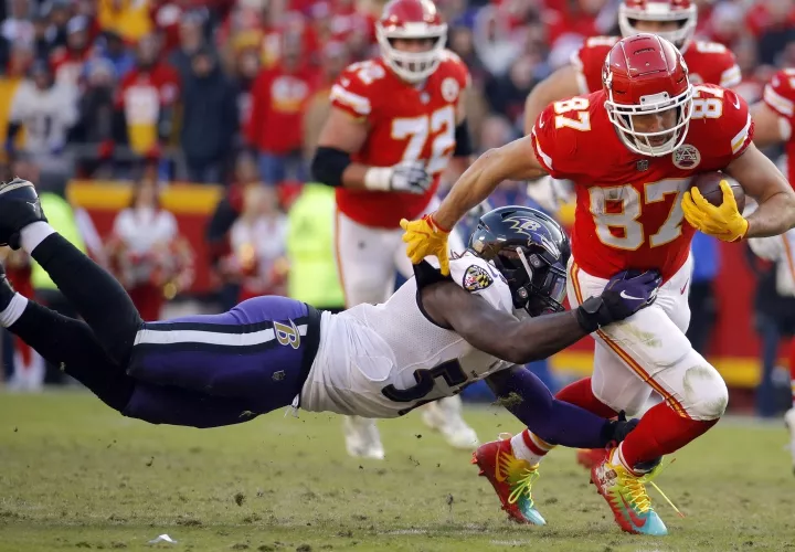 Travis Kelce (87), de los Chiefs, en acción durante el juego. Foto: AP