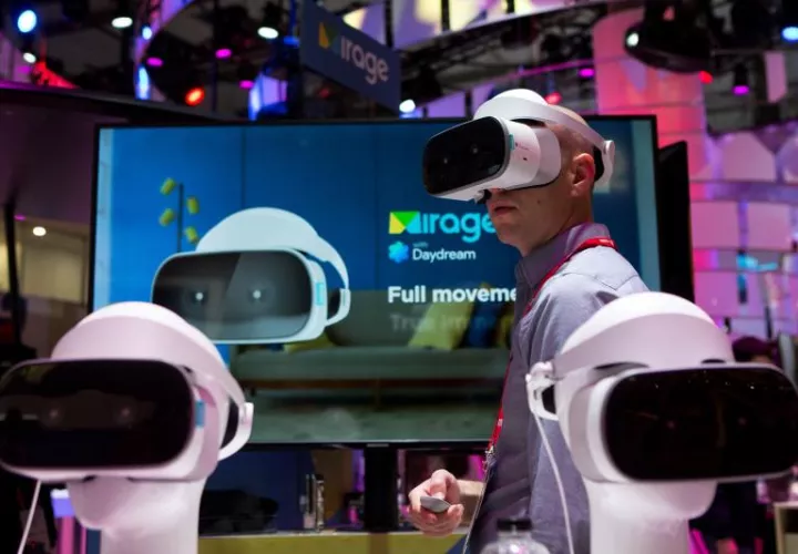 Un vistante prueba unas gafas de realidad virtual, un proyecto piloto que permitirá teleasistir distancia y en tiempo real gracias a la tecnología 5G. EFE/Archivo