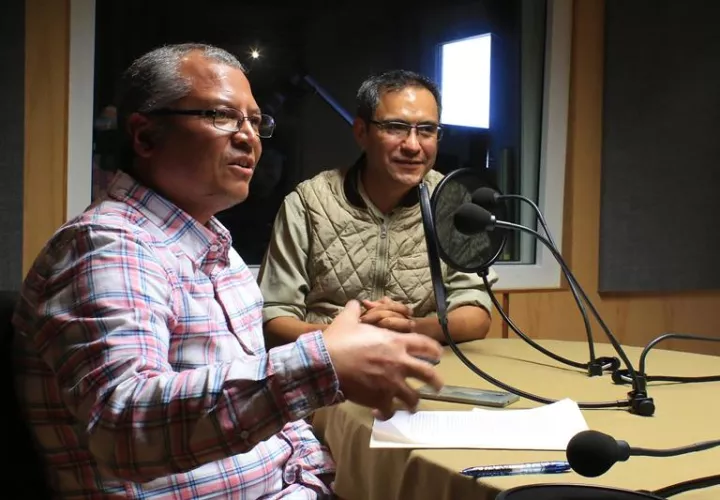 Fotografía cedida hoy, por la Universidad Autónoma Metropolitana (UAM), de los doctores Eduardo Jardón (i) y Derik Castillo (d), durante una conversación en Ciudad de México (México). EFE 