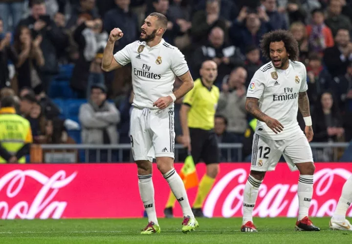 El delantero francés del Real Madrid Karim Benzema (i), celebra con sus compañero Marcelo Vieira el primer gol de su equipo ante el Rayo Vallecano. Foto: EFE