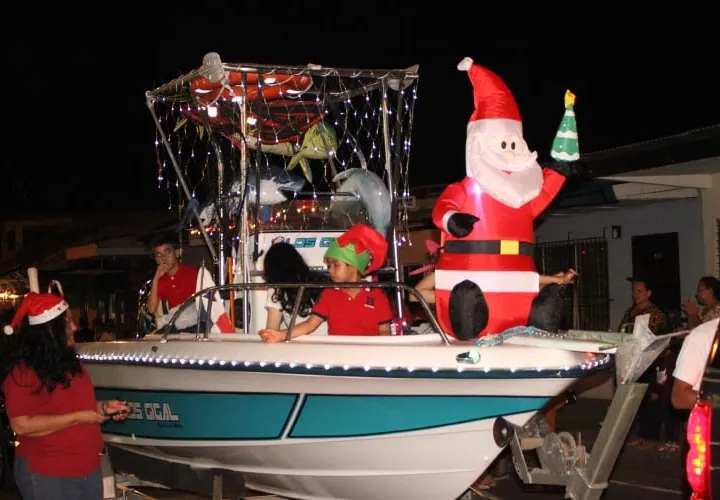 Los chitreanos celebraron a lo grande el desfile navideño. Foto/Thays Domínguez