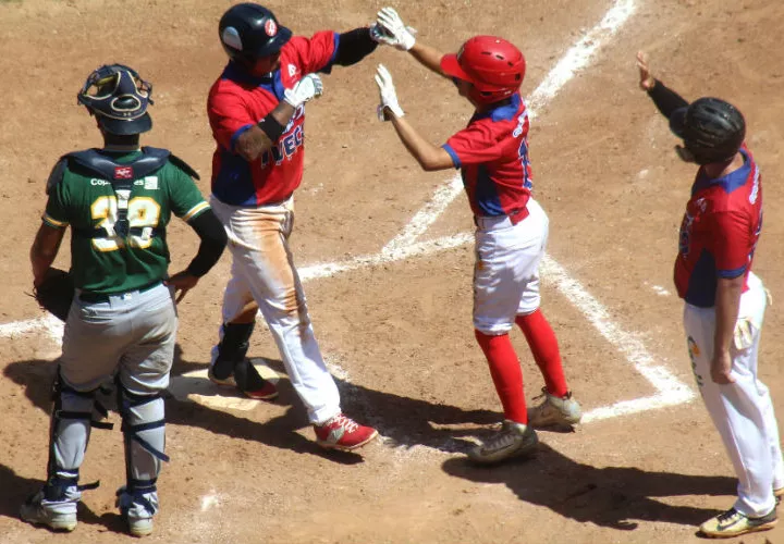 Ariel Serrano es felicitado luego de conectar un cuadrangular de tres carreras. Foto: Probeis