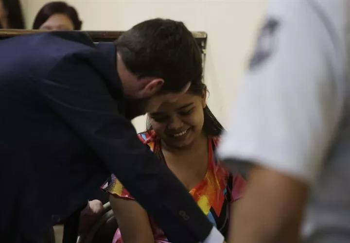 La joven salvadoreña Imelda Cortez (d), acusada de intento de homicidio cometido al supuestamente abortar, aceptó, un &quot;juicio abreviado&quot; en su contra y el cambio al delito de abandono y desamparo de persona en perjuicio de una menor de edad. EFE