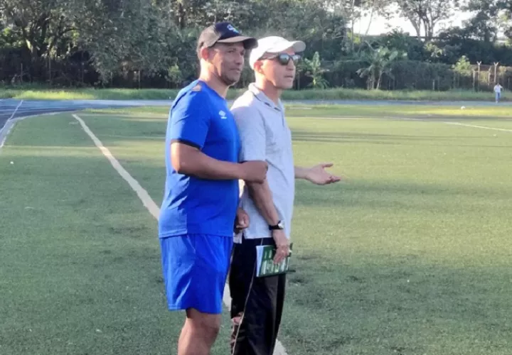 El técnico colombiano Javier &quot;El Químico&quot; Álvarez dirigió hoy su primer entrenamiento con el Plaza Amador . Foto: Plaza Amador