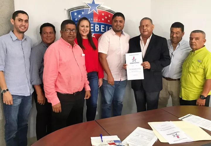 Benicio Robinson junto a los miembros de su directiva que regirá los destinos del béisbol hasta el 2022. Foto: Fedebeis