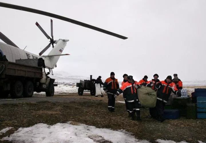 Trabajadores de los servicios de emergencia rusos acarrean ayuda humanitaria durante una operación de rescate en la localidad de Ossora, en la región de Koriakia, tras un fuerte terremoto.EFE/Archivo