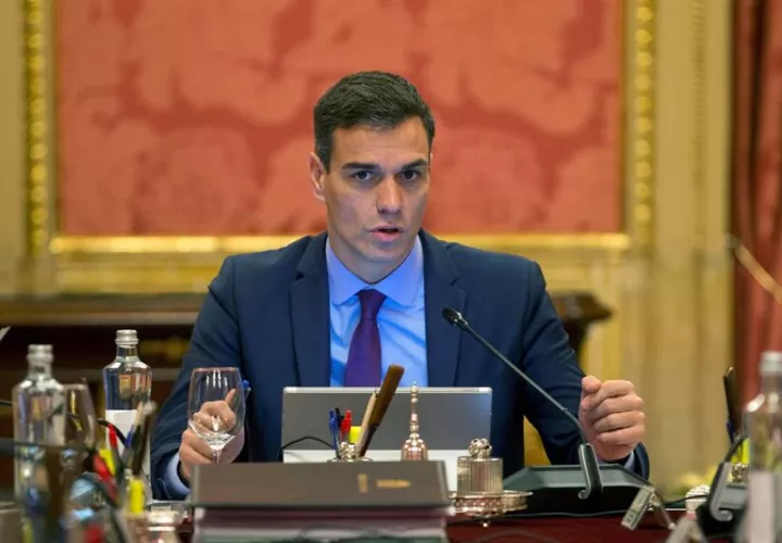 El presidente del Gobierno español, Pedro Sánchez, durante la reunión del Consejo de Ministros que se celebra hoy en la Llotja de Mar de Barcelona. EFE