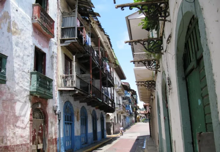 Las vías en el casco viejo son estrechas y hace falta estacionamientos. Foto: Archivo