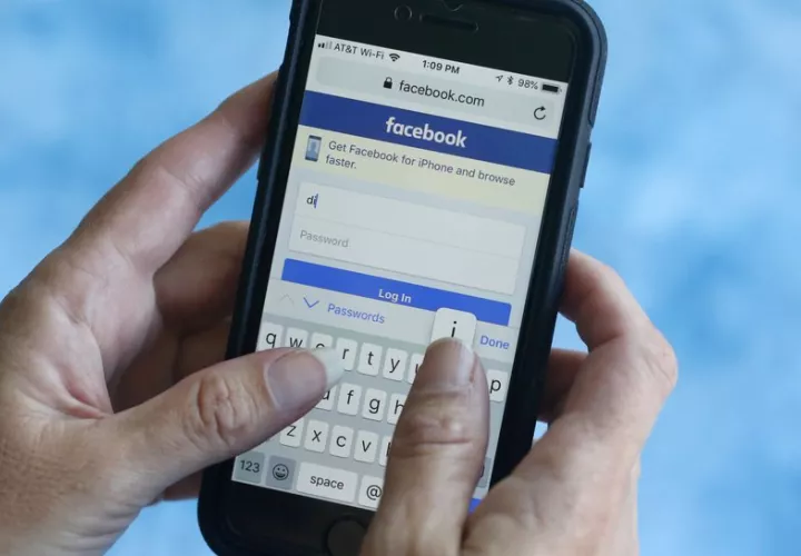 Imagen muestra página de inicio de Facebook se muestra en un teléfono inteligente en Surfside, Florida. AP