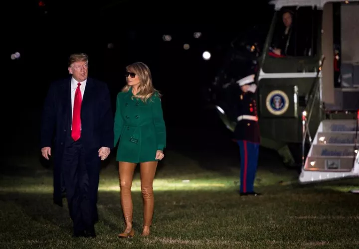 El presidente de los Estados Unidos Donald J. Trump y su esposa Melania Trump a su llegada a la Casa Blanca, en Washington, tras visitar a las tropas estadounidenses destacadas en la base iraquí de Al Asad. EFE