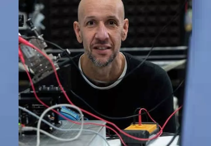 El físico Javier Tamayo y su equipo trabajan en un dispositivo nanométrico capaz de escudriñar, en una muestra de sangre, proteínas vinculadas a tumores de pulmón y mama en concentraciones mínimas. EFE/BBVA