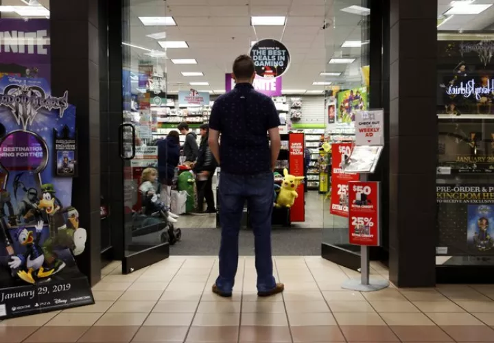 Un adicto a la tecnología autodenominado de 27 años posa para un retrato frente a una tienda de videojuegos.  AP