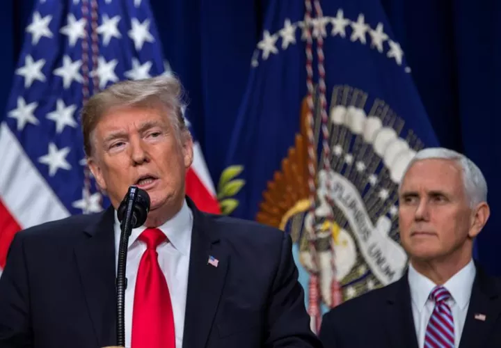 El presidente de los Estados Unidos Donald Trump (i) junto al vicepresidente de EE.UU. Mike Pence hoy, en el auditorio de la Oficina Ejecutiva del Edificio Eisenhower, en la Casa Blanca en Washington. EFE