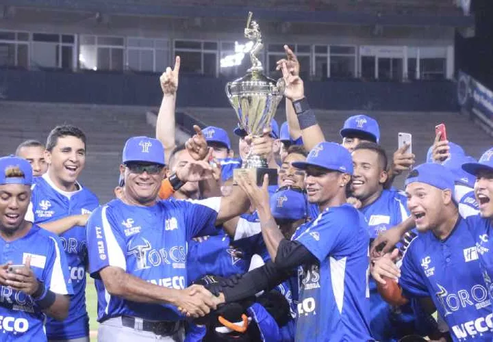 Equipo de los Toros con el trofeo de campeón. Foto: Cortesía