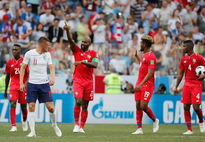 Felipe Baloy celebra tras marcar el 6-1 en la derrota de la selección de Panamá ante Inglaterra. Foto: EFE